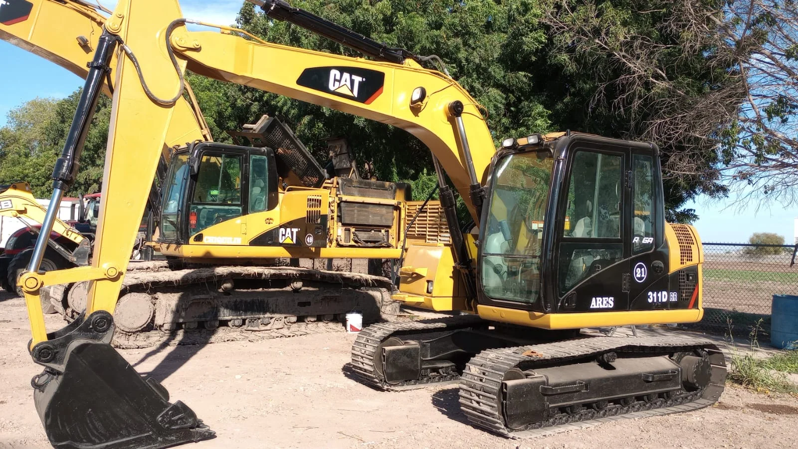 «Ares» #21 — excavadora CAT 311D Ares con otra excavadora