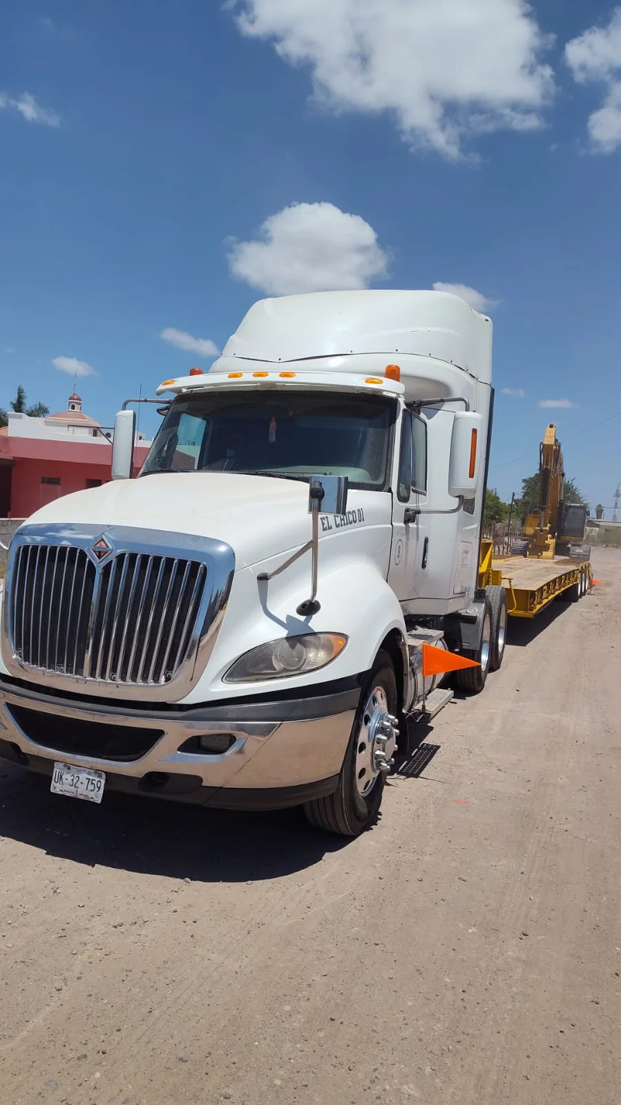 «El Chico 01» #8 — tractocamion El Chico vista frontal tres cuartos