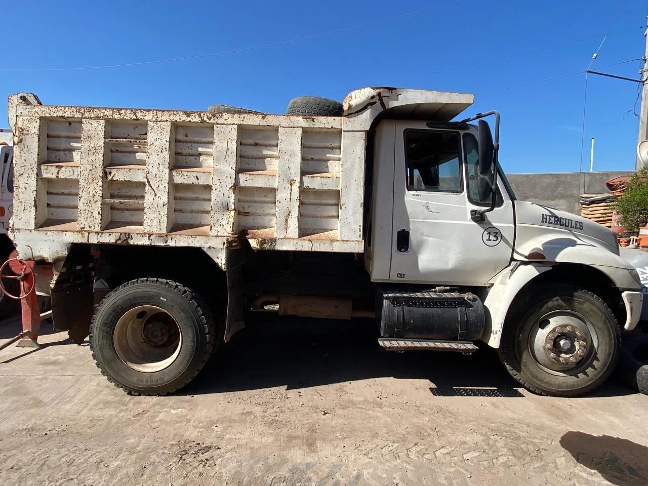 «Hercules» #13 — camion volteo Hercules blanco vista lateral